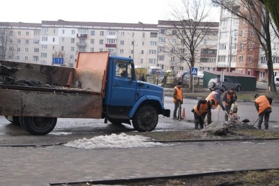 Комунальники &quot;підлатають&quot; дороги на кількох вулицях Тернополя