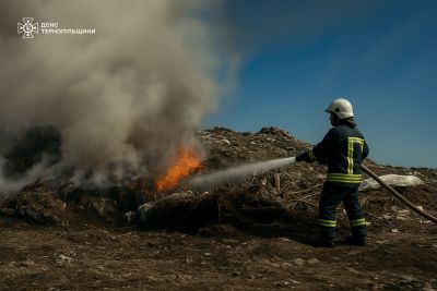 Рятувальники Тернопільщини ліквідували пожежу на сміттєзвалищі