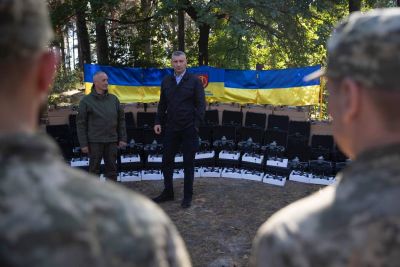 Віталій Кличко передав від громади столиці бійцям на фронт ще майже 2500 БпЛА та понад 20 автівок