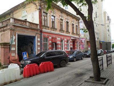 У Тернополі водій залишив автівку на пішохідному переході (фотофакт)