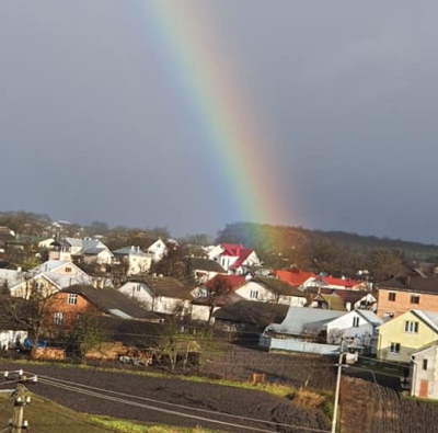 «Веселкове Різдво»: у небі над Тернопільщиною помітили веселку (фотофакт)