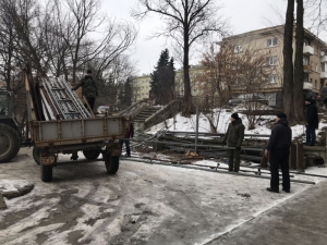 На вул. Старий Ринок у Тернополі демонтували літній майданчик