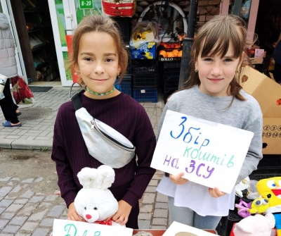 На Тернопільщині двоє дівчаток продавали листівки та випічку, щоб зібрати гроші на тепловізор