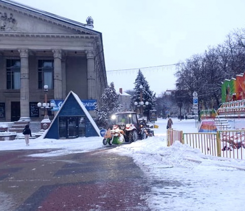 На дорогах Тернопільської громади працювало понад 20 одиниць спецтехніки