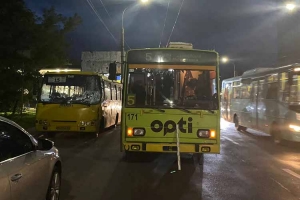 У Тернополі маршрутка протаранила тролейбус. Постраждали п&#039;ятеро людей