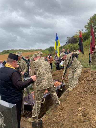 Зі сльозами та молитвою: Саранчуківська громада попрощалася з воїном Михайлом Хвалком