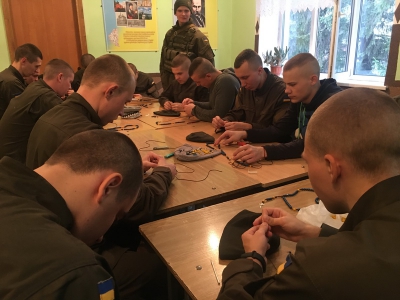 Тернопільські військовослужбовці в‘язали вервиці для бійців ОСС