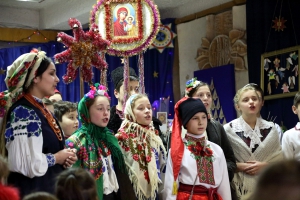 Понад тисяча дітей та гучна коляда: у тернопільському музеї сьогодні гамірно