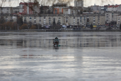 Попри плюсову температуру, на Тернопільському ставі – десятки рибалок (фото)