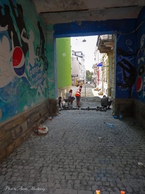 Центральну вулицю у Тернополі вкладають гранітною бруківкою