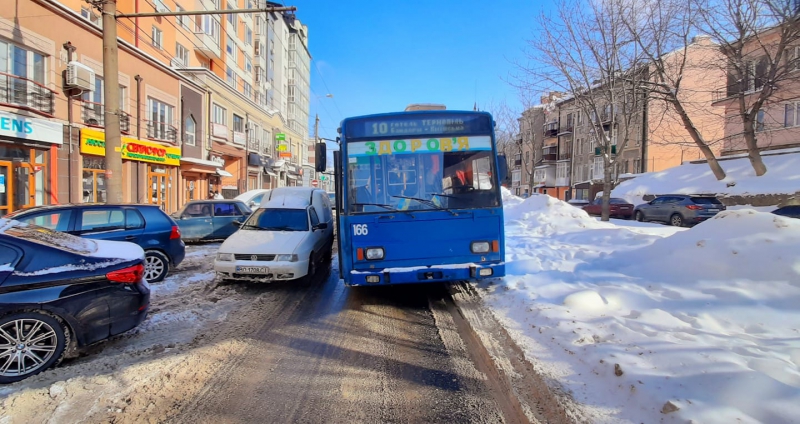 У центрі Тернополя автівку залишили посеред  дороги (фотофакт)