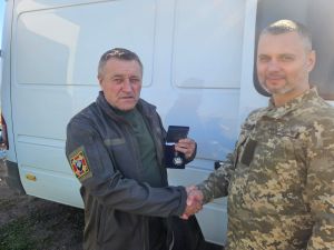 За підтримку воїнів: волонтер «Української команди» з Чортківщини отримав хрест 31-ї ОМБр