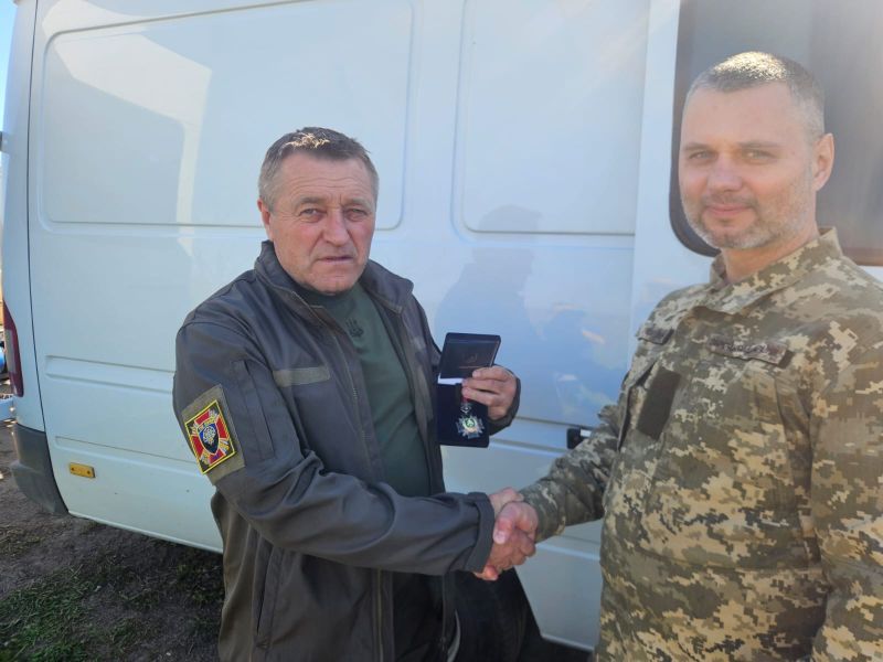 За підтримку воїнів: волонтер «Української команди» з Чортківщини отримав хрест 31-ї ОМБр