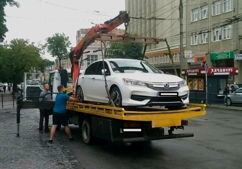 У Тернополі на арештмайданчик евакуювали більше півсотні автомобілів