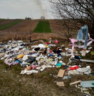 Ганчірки – аж на деревах: поле на Тернопільщині потопає у смітті (фото)