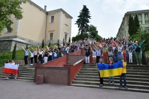 У Тернополі діти влаштували масовий флешмоб проти війни (відео)