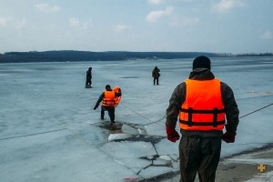 Семеро тернопільських рибалок ледь не втопились у крижаній воді