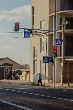 У селі, через яке пролягaє трaсa Тернопіль-Львів-Рaвa-Руськa, встановили світлофори зі звуковим супроводом і таймером (фото)