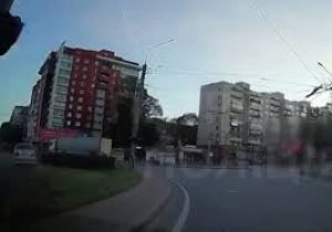 У Тернополі на Збаразькому кільці п&#039;яний водій на швидкості зніс клумбу