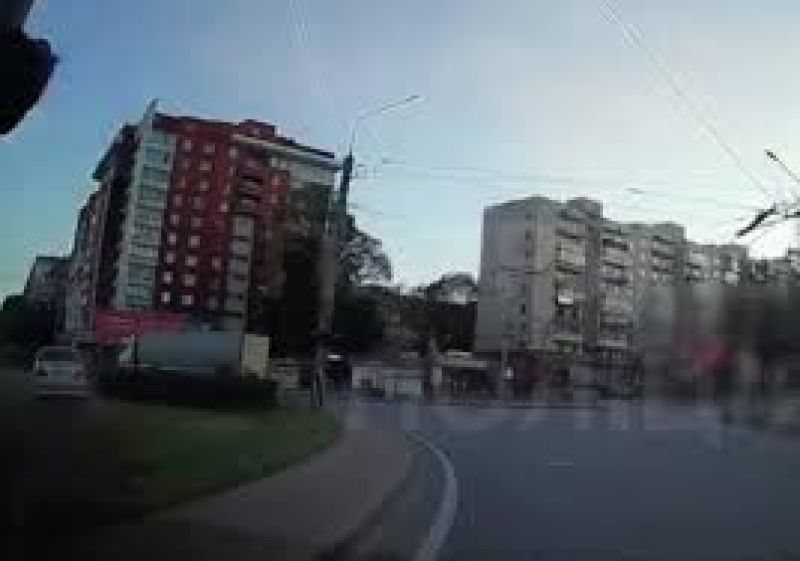 У Тернополі на Збаразькому кільці п&#039;яний водій на швидкості зніс клумбу