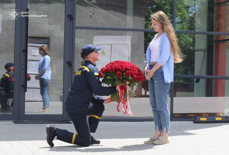 Піротехнік ДСНС з Тернополя освідчився своїй коханій