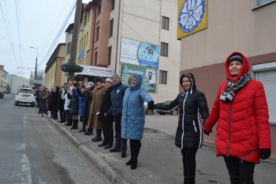 У Тернополі десятки учнів із викладачами утворили єдиний ланцюг