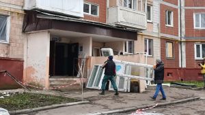 У пошкоджених будинках по вул. Стуса та 15 Квітня у Терноплі триває встановлення нових вікон