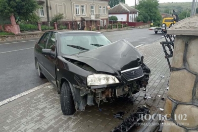 На Тернопільщині іномарка врізалася у металеву огорожу. Постраждали двоє людей