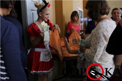 У Тернополі 145 дітей пільгових категорій отримали канцелярські набори