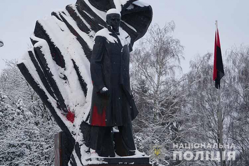 У Тернополі молодик облив фарбою пам’ятник Степану Бандері