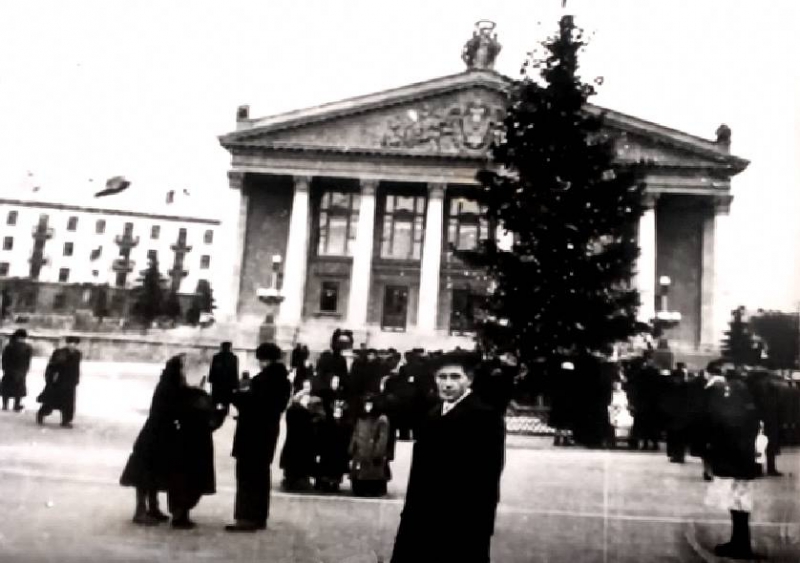 Показали, як виглядала головна ялинка Тернополя 70 років тому (фотофакт)