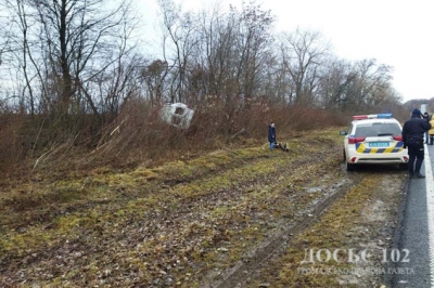 Чергова ДТП на Тернопільщині: автомобіль злетів у кювет та перекинувся