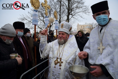 З молитвами та колядою: у Тернополі на набережній освятили воду (фоторепортаж)