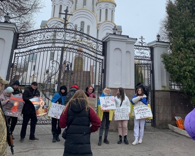 «Досить мовчати»: у Тернополі люди другий день протестують проти московського патріархату (фото)