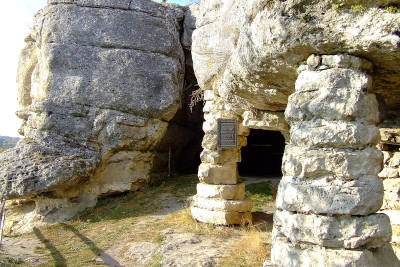 У таємничій печері на Тернопільщині ховається монастир, де зі стіни «виростає» образ Ісуса