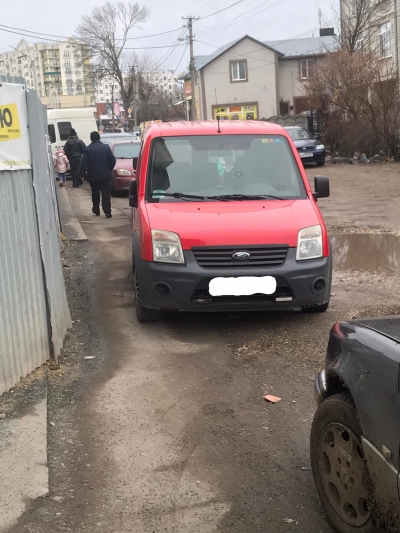 У Тернополі водій частково заблокував тротуар автівкою (фотофакт)