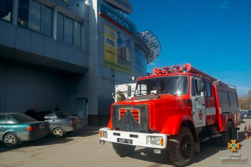 Планові перевірки розпочали у Тернополі : рятувальники обстежили ТЦ &quot;Орнава&quot;