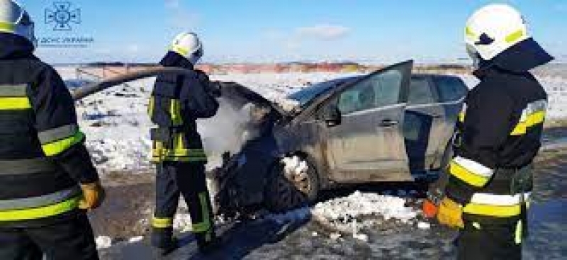 На Тернопільщині посеред дороги загорілася іномарка