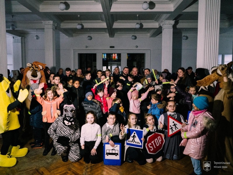 Майже 8000 тернопільських школярів отримали світловідбивальні стрічки