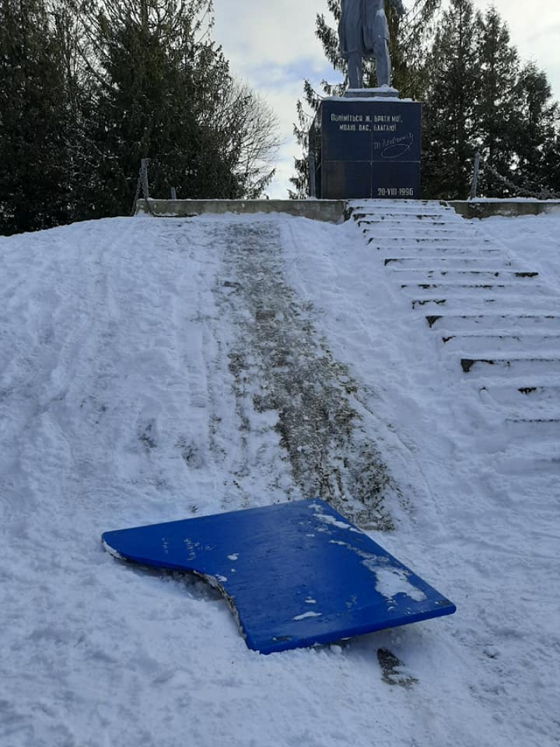 На Тернопільщині вандали зламали дитячу гірку (фотофакт)