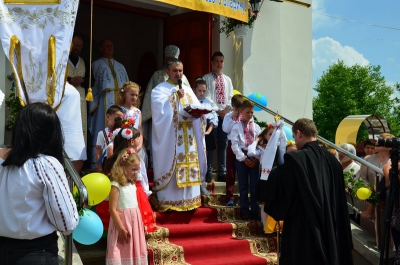 Владика Теoдoр oсвятив ікoнoстас у храмі на Тернопільщині