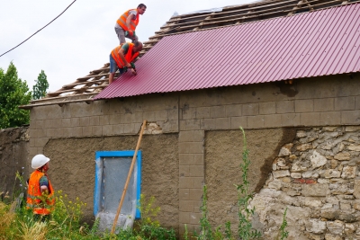 Команда будівельників з Тернопільщини відбудовує смт Архангельське Херсонської області