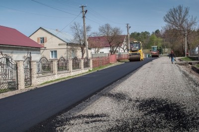 На Тернопільщині в селах вистелили ідеальну дорогу