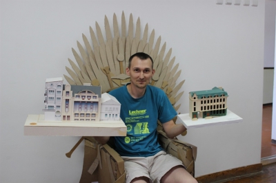 Будинок хоббіта та лицарські обладунки: житель Тернопільщини створює світ з паперу (фото)