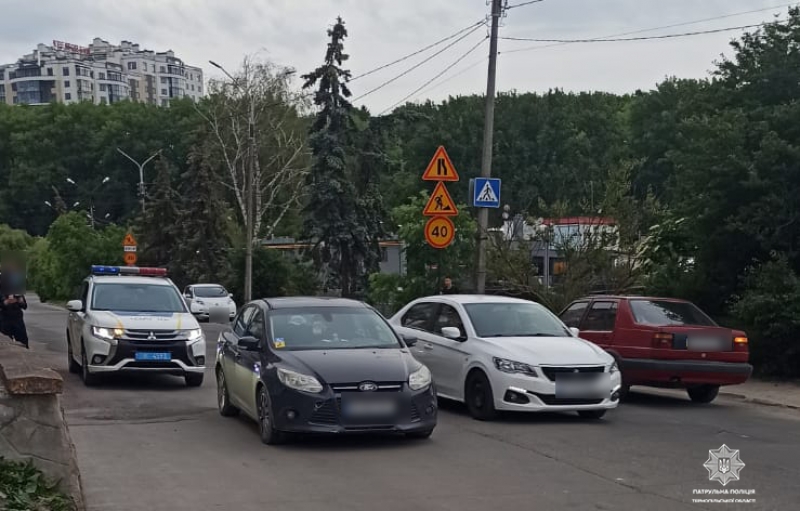 У Тернополі водій припаркував свою автівку посеред дороги