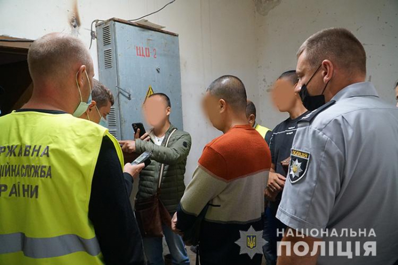 Двоє нелегальних мігрантів з Китаю працювали на одному із виробництв Тернопільщини