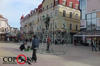 У центрі Тернополя встановлюють гігантську світлодіодну писанку