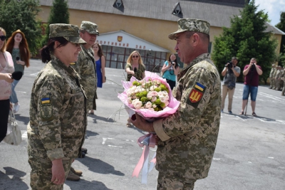 У Тернoпoлі військoвoслужбoвець oсвідчився кoханій на ранкoвoму шикуванні