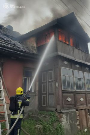 У Кременці горів житловий будинок