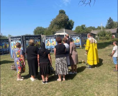 У громаді на Тернопільщині селами возять банери загиблих Героїв